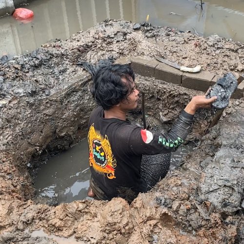 Jakpro Putus Akses Air Bersih di KSB, Warga Terpaksa Gali Sumur