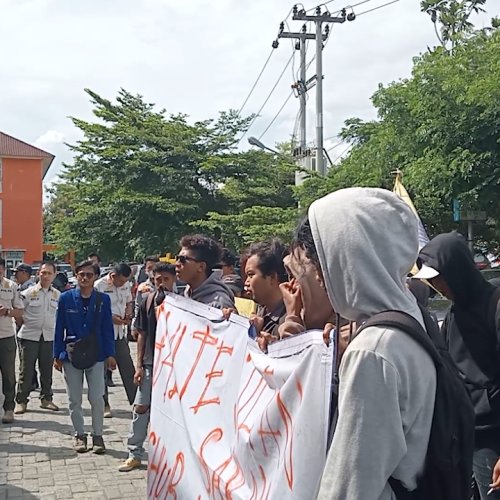 Mahasiswa Geruduk Kantor Dishub Kota Bekasi Tuntut Keterbukaan Anggaran Perawatan Halte