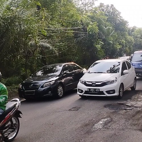 Pengendara Keluhkan Ruas Jalan Bouraq-Lio Baru Rusak