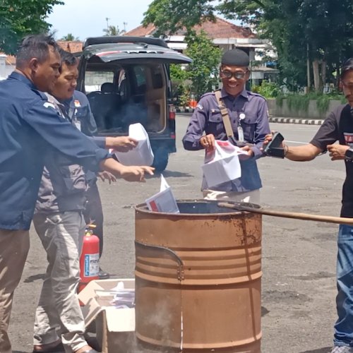 H-1 Pencoblosan, Ratusan Surat Suara Rusak di Lebak Dimusnahkan