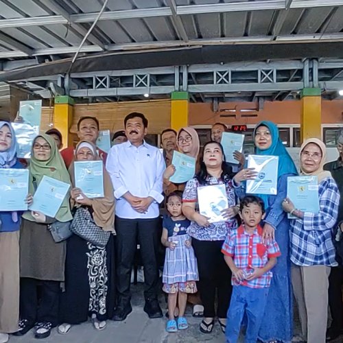 Door to Door Menteri Hadi Tjahjanto Bagikan Sertipikat Tanah Warga Serpong