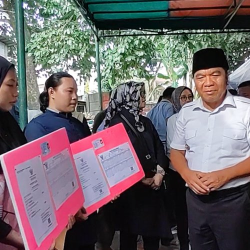 Pj Gubernur Banten Berikan Santunan ke Keluarga Petugas KPPS yang Meninggal Dunia