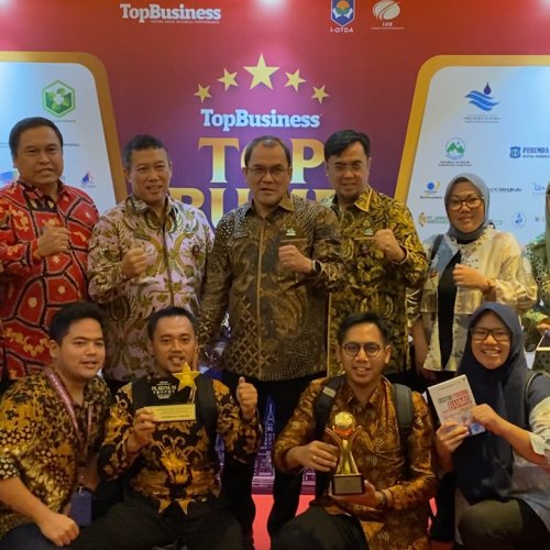 Perumdam TKR Raih TOP BUMD Awards 2024 Platinum Thropy dan Predikat Bintang Lima