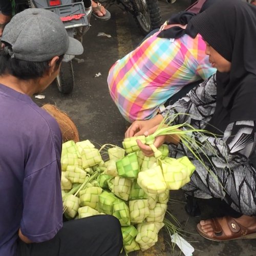 Pedagang Bungkus Ketupat di Lebak Bisa Raup Rp4 Juta Dalam Sehari