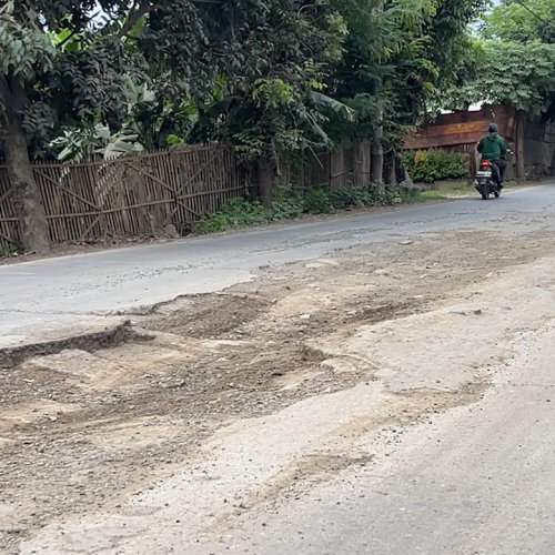 Jalan Raya Tanjung Pasir Rusak Parah, Warga Teluknaga Hanya Bisa Pasrah