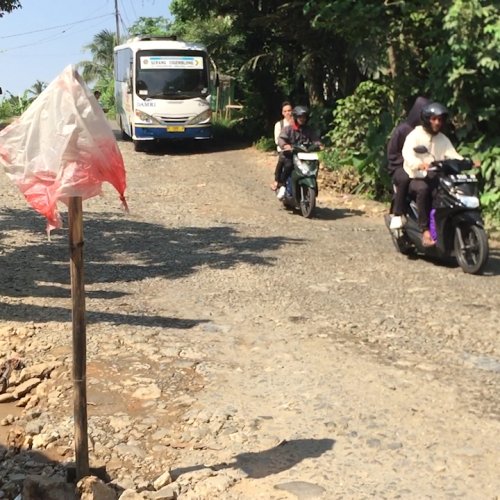 Akses Jalan ke Wisata Pantai Selatan Lebak Bertahun-tahun Rusak Dikeluhkan Warga