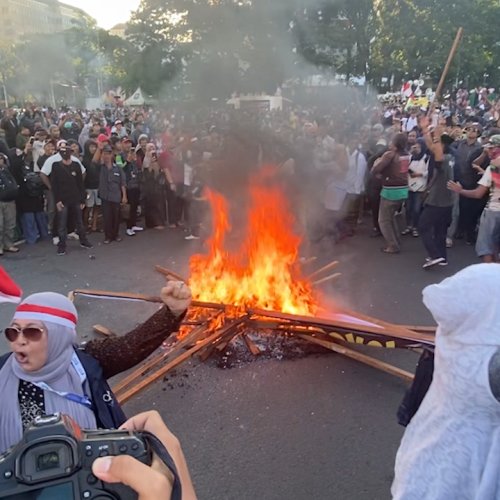 Kecewa Putusan MK, Massa AMIN Bakar Foto Jokowi