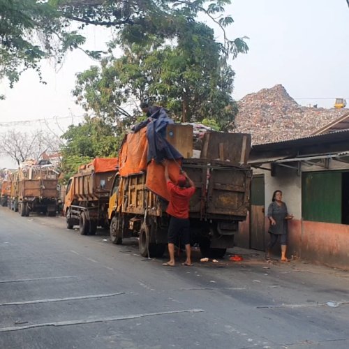 Warga Keluhkan Antrian Truk Sampah di TPA Rawa Kucing Kota Tangerang