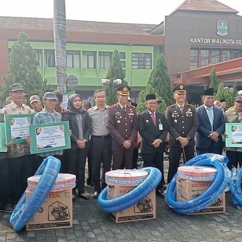 DKPPP Serahkan Bantuan 18 Pompa Air dan 5 Traktor Kepada Kelompok Tani di Kota Bekasi