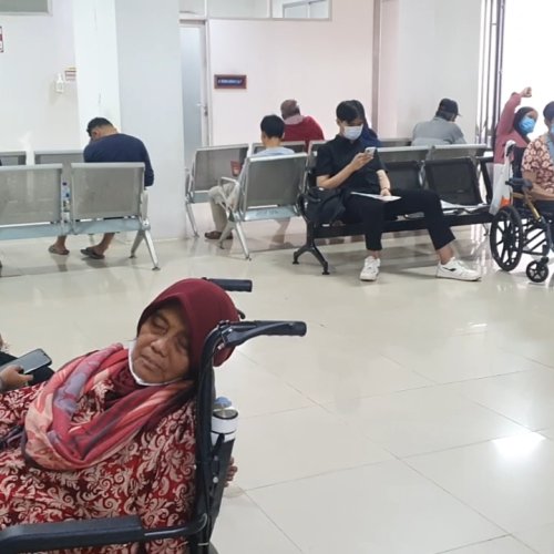 Warga Keluhkan Antre Ambil Obat di RSUD Kota Tangerang