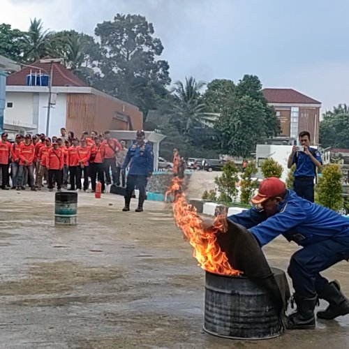 Terjun Langsung Ikuti Pelatihan Damkar, Pilar Tegaskan Kewajiban Pengelola Gedung