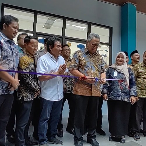 Benyamin Davnie Resmikan Gedung SDN 03 Jurang Mangu Barat