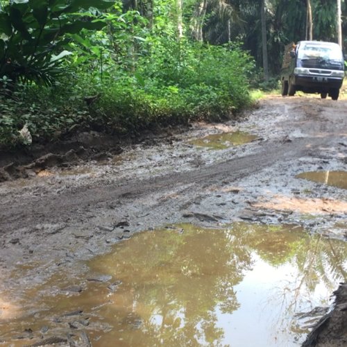 Spanduk 'Selamat Datang di Wisata Jalan Rusak' Terpasang di Cadas Ngampar Lebak