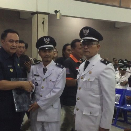 Pj Bupati Lebak Serahkan SK Perpanjangan Jabatan ke Ratusan Kades