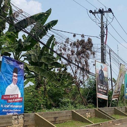 'Kucing-kucingan' Satpol PP Banten Tertibkan APK Calon Kepala Daerah