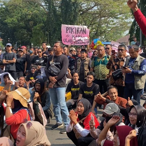 Kesal Jalan Becek Gegara Pasir Basah, Ribuan Warga Cimarga Geruduk Pemkab Lebak