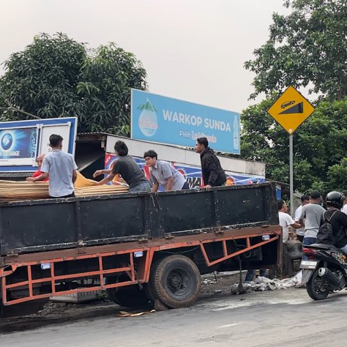 Truk Pengangkut Kertas Terguling di Cikupa Sebabkan Kemacetan Panjang