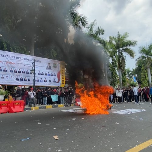 Pelantikan Anggota DPRD Kota Cilegon Diwarnai Demo Mahasiswa