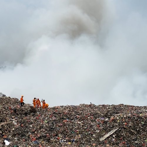 Kebakaran TPSA Bagendung Kota Cilegon Menyebar ke Permukiman Warga