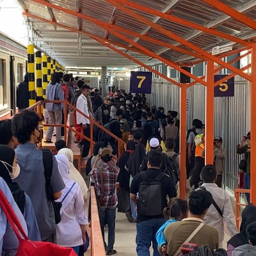 Perubahan Alur Penumpang Membuat Pengguna KRL di Stasiun Rangkasbitung Kebingungan