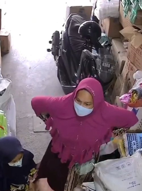 Ibu dan Anak Terekam Kamera Pengawas Curi Satu Dus Minyak Goreng di Pondok Aren