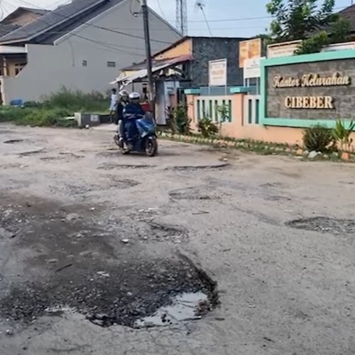 Jadi Akses Utama, Warga Terpaksa Bersahabat dengan Jalan Rusak di Kelurahan Cibeber Kota Cilegon