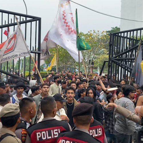 Demo HUT ke-24 Banten Ricuh, Mahasiwa Jebol Gerbang Gubernur Banten