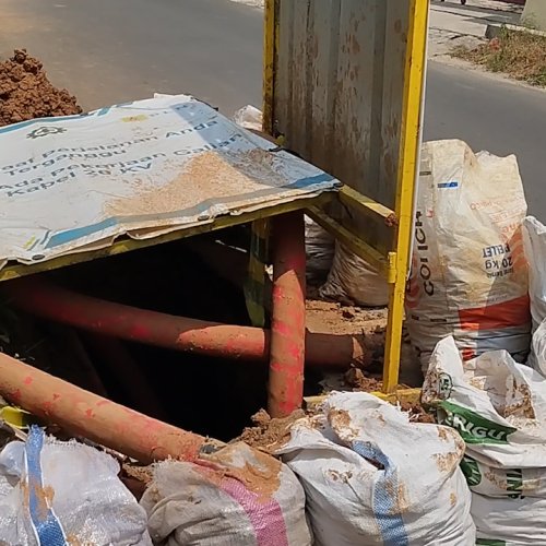 Galian PLN di Lebak Bikin Jalan Macet dan Licin