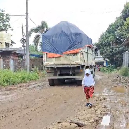 Gegara Aktivitas Galian Tanah Jalan Desa Mekarsari Lebak Rusak dan Licin