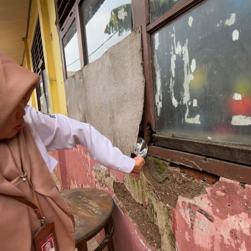 Miris! Kondisi SDN Kadusirung II Dinding Hanya Ditutupi Kain dan Atap Bocor