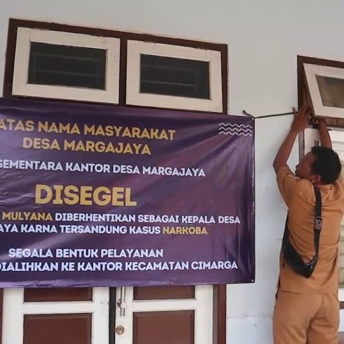 Diduga Ogah Dipimpin Kades Terjerat Narkoba, Warga Segel Kantor Desa Margajaya