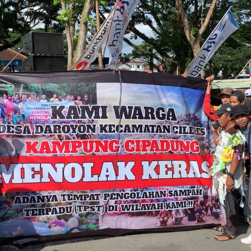 Ratusan Warga Geruduk Kantor DPRD Lebak Minta TPST Dibatalkan