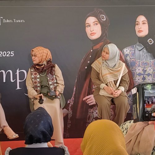 Bersama Nina Nugroho, Cucu Mantan Wapres Ma'ruf Amin Luncurkan Busana Muslimah