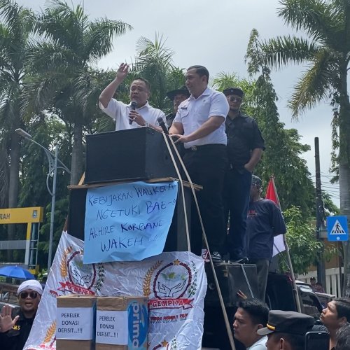 Kantor Wali Kota Cilegon Digeruduk Warga, Tuntut Pencairan Honor yang Belum Dibayar