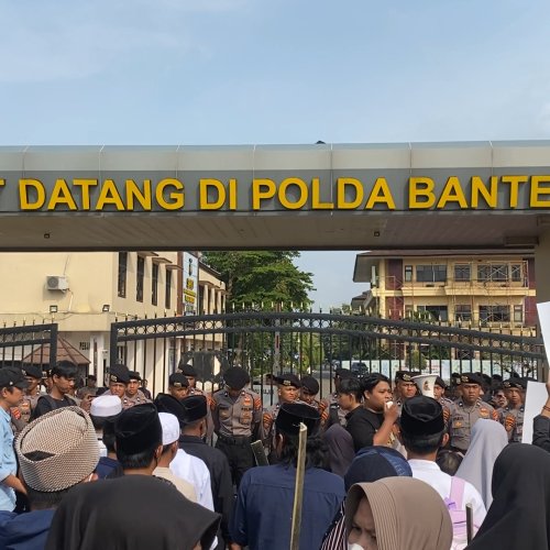 Geruduk Polda Banten, Massa Desak Polisi Bebaskan Warga Padarincang: Anak Saya Dibawa Secara Paksa!