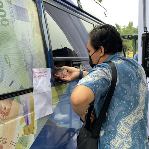 Bus Tukar Uang BI di Lebak Diserbu Warga untuk THR Lebaran