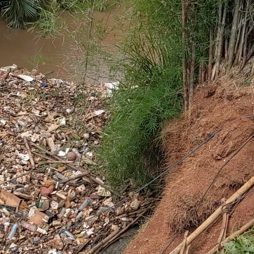 Banyak Sampah di Aliran Sungai Angke Rawa Mekar Jaya, Pemkot Tangsel Gerak Cepat Lakukan Pembersihan