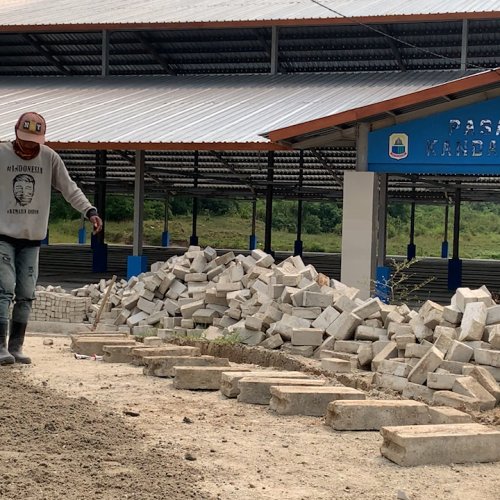 Hasbi Jayabaya Sorot Proyek Paving Block Pasar Kandang Sapi