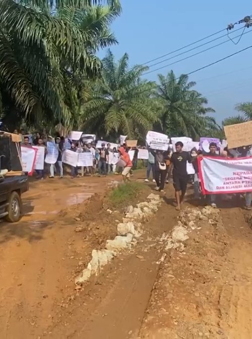 Ratusan Warga Lebak Segel Kantor PTPN VIII