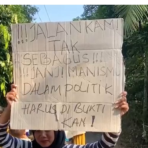Warga Desa Karya Jaya Kabupaten Lebak Tanam Padi di Jalan Rusak