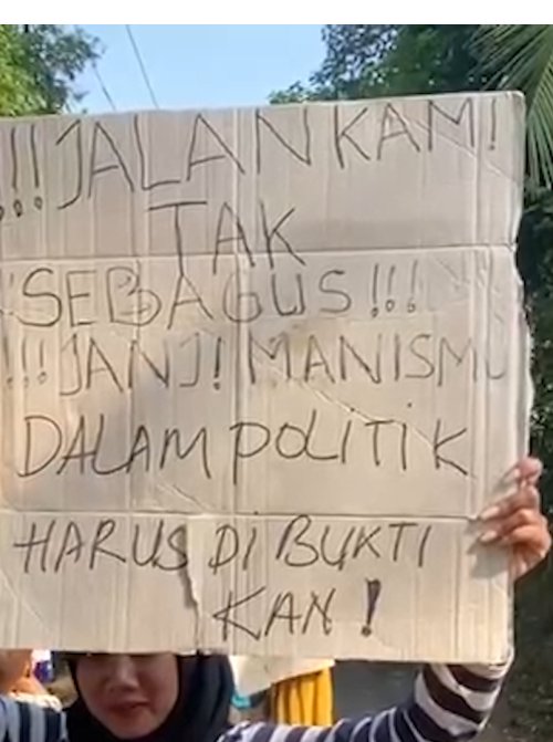 Warga Desa Karya Jaya Kabupaten Lebak Tanam Padi di Jalan Rusak
