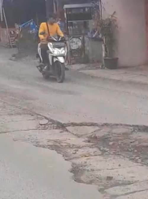 Lubang-lubang Jalan Cisoka Raya Kabupaten Tangerang Dikeluhkan